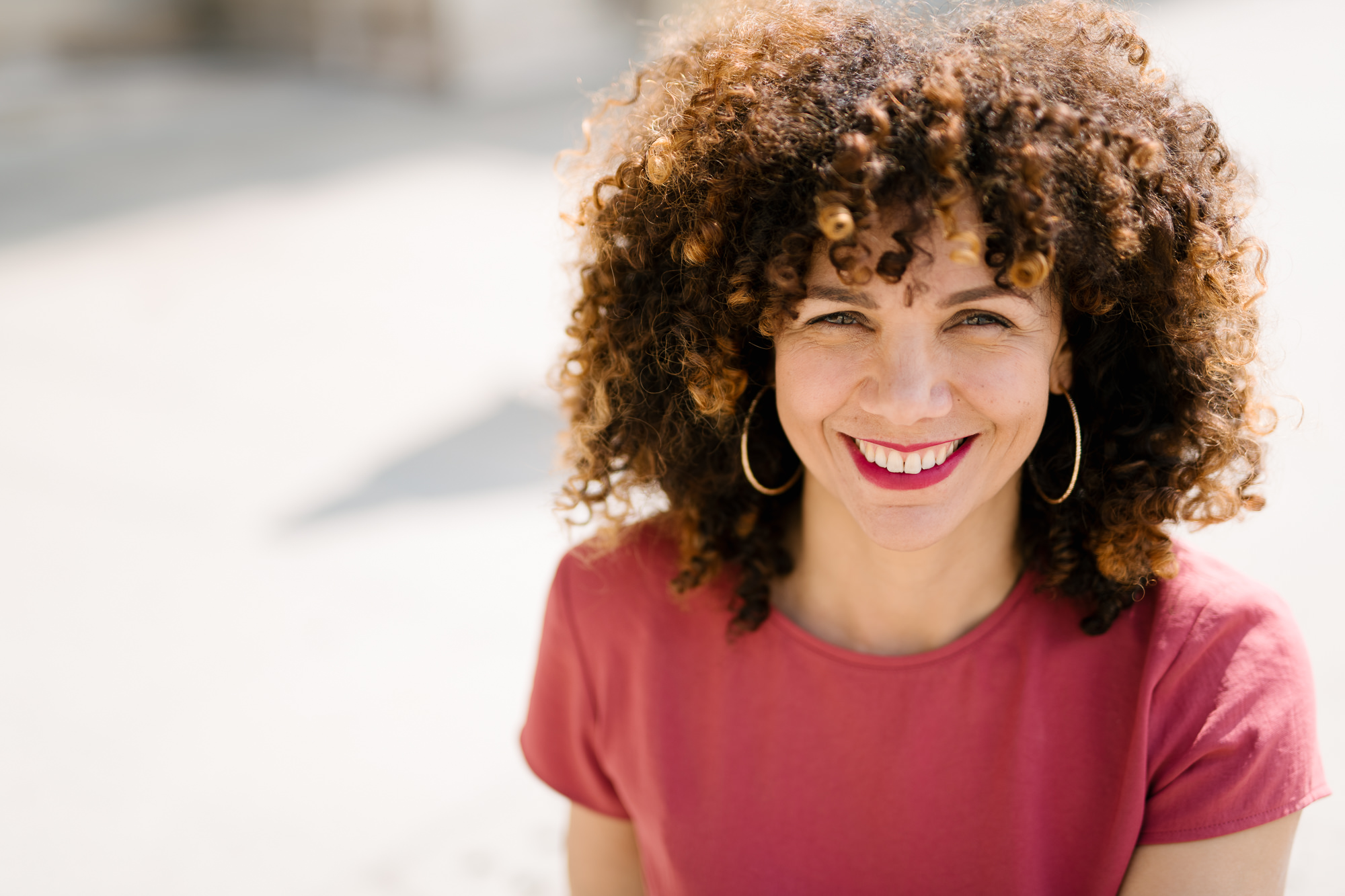 portrait d'une femme souriante à Paris